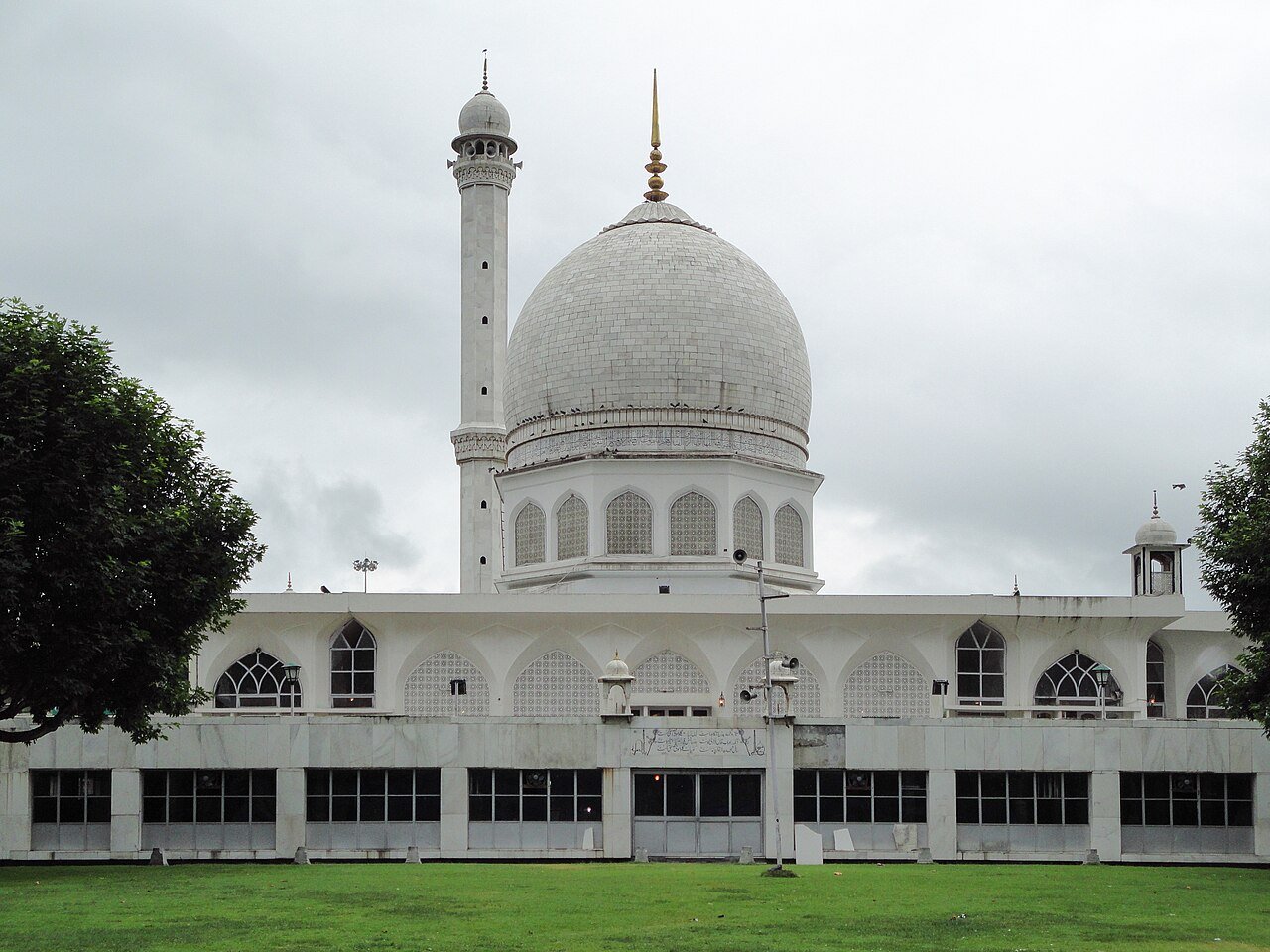 Hazratbal Shrine: Kashmir's Most Sacred Mosque on Dal Lake