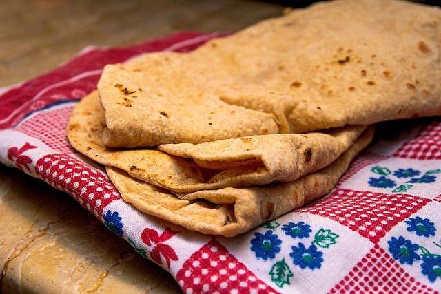 Kashmiri Sheermal: The Saffron Flatbread That Leaves Bakeries Before Noon
